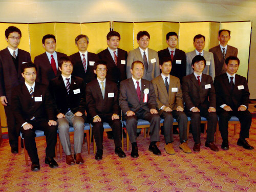 画像 受賞者と長谷川理事長（前列中央）