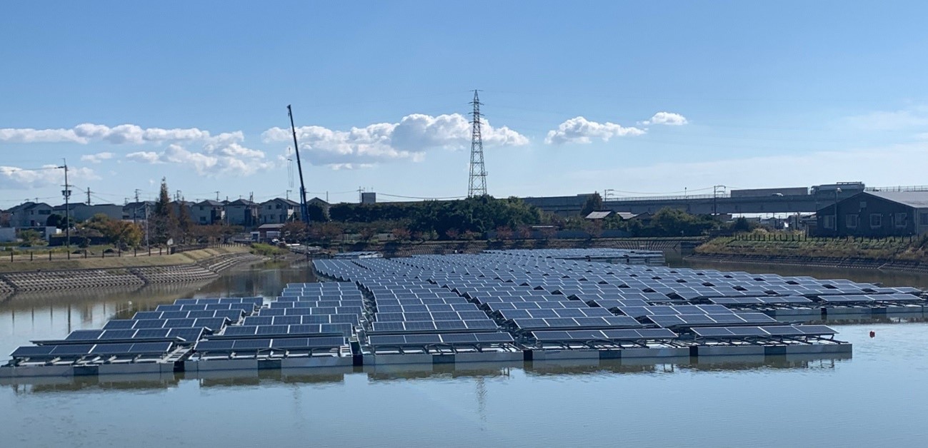 Floating solar panel arrangement