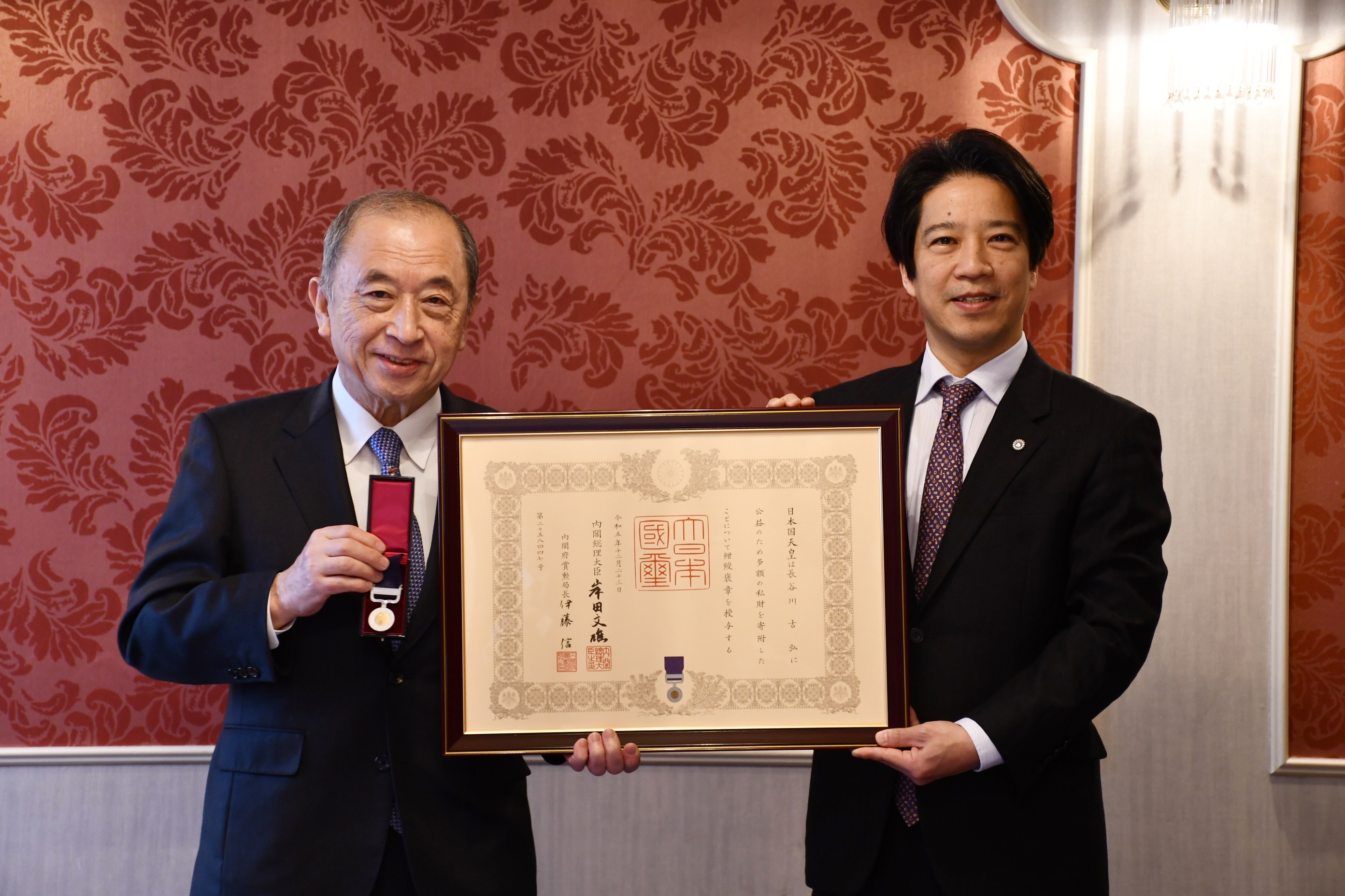 2023 年 12 月伝達式岡田康裕加古川市長より、褒章と表彰状を受領